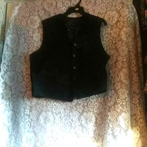 Im selling a black vest